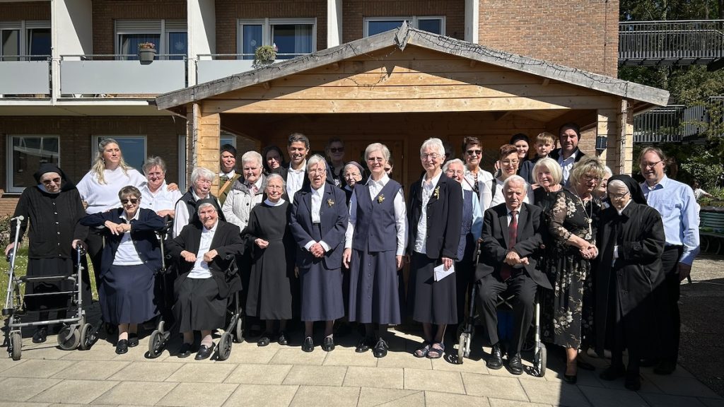 Dieses Foto zeigt mehrere Mitglieder des Salvatorianer und Salvatorianerinnen.